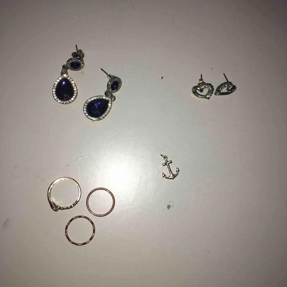 Ringarna , alla för 15 Blåa örhängen - nästan oanvända , 20 Ankare - oanvänd , 20 Hjärtörhängen - ena saknar 1 kristall, 10 . Accessoarer.