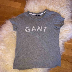  - Säljer min gråa gant tröja. Den är super snygg och jätte bekväm. Säljer på grund av att den aldrig kommer till användning. Har inte använt tröjan mer än 2 gånger. (Ny pris cirka 400 kronor) 