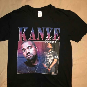  - En T-shirt i bra skick köpt i USA för ca 250kr. Använd ett fåtal gånger. 