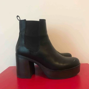  - Platåboots! Super sköna med resår i sidorna. Lite slitningar på vissa ställen.