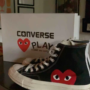  - Cdg x converse höga svarta  Size 41,5 men passar mig bra som har 42  Cond: 8.5/10 
