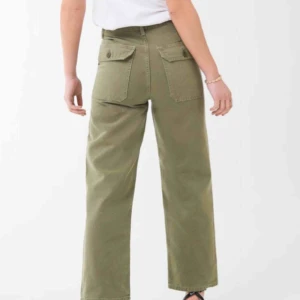  - 300 inkl frakt Dessa byxor finns i butik idag för 500kr  Säljer dom för att de är för små. Annars är de använda 1 gång. 