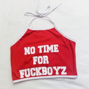  - Halterneck topp, passar perfekt till ett par vita jeansshorts! 