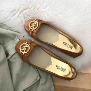  - Ballerinaskor från Michael Kors. Använda 2-3 gånger, nypris 1200kr.  De är dock ganska små i storleken, så jag skulle vilja påstå att den passar en 37a bäst :)