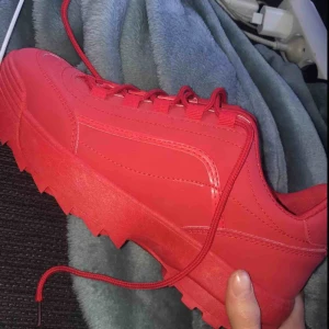  - Röda sneakers i strl 39, aldrig använda. Köparen står för frakt