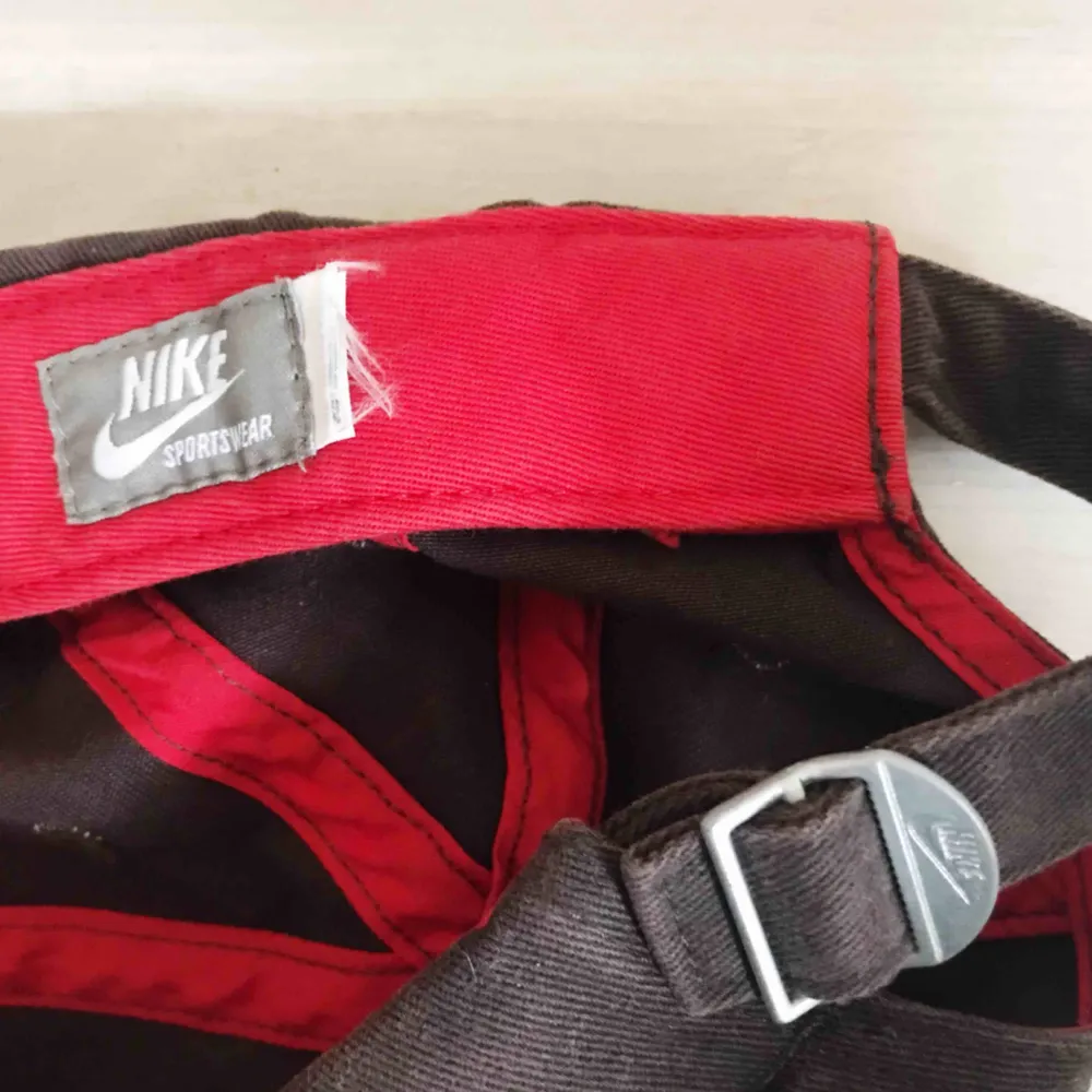 Cool Nikekeps köpt på secondhand. Lite ragged-stil. Frakt tillkommer 🌹. Accessoarer.