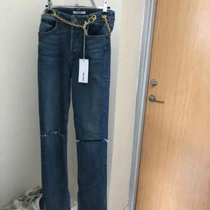  - GRLFRND jeans med lite slits nertill. Köpta från revolve för 2100kr. Kedjan i midjan ingår och passar både S och M. Helt som nya, förutom hålen på knäna har jag gjort själv, därav ett så lågt pris i jämförelse med ordinarie. 