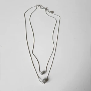  - Silvrigt halsband med stenpärlor