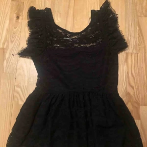  - En jättesnygg topp från Ginatricot. Det är ett linne i spets som har ett extra lager tyg framtill men är lite mer genomskinlig bak 