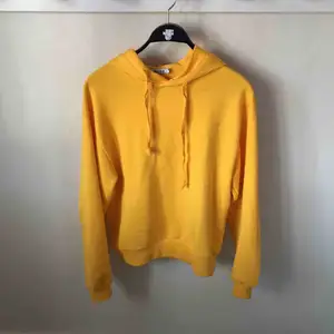 Något kortare gul Hoodie från NA-KD säljer pågrund av att den ej kommer till användning,köparen står för frakten!😊💕