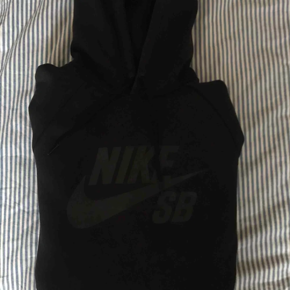 Nike SB hoodie knappt använd i storlek M. Hoodies.