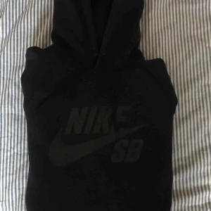  - Nike SB hoodie knappt använd i storlek M