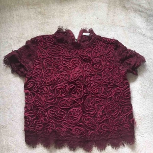  - Sparsamt använd populär topp från zara. Priset är inklusive frakt!