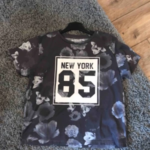  - Grå T-shirt med blommor på +frakt är med i priset🌸