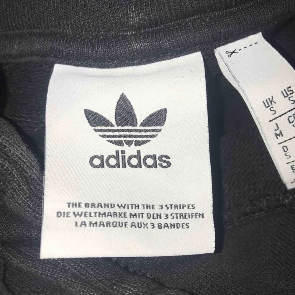 Svart Adidas hoodie med fickor. Köpt för ungefär ett år sedan för 500 kr, säljs för 300 kr och i priset ingår frakt. Den är knappt använd och är i väldigt bra skick.. Hoodies.