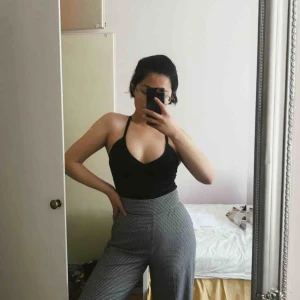  - En fin svart deep neck satin linne i mycket bra skick. 80s feels