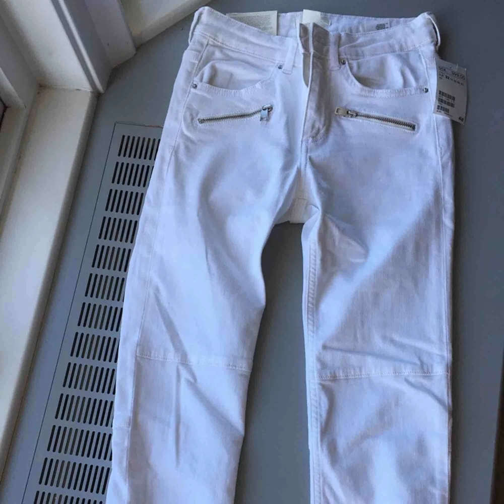 Ett par helt oanvända jeans från H&M i storlek 32. Köpta för 399, säljer för 150kr. Pris kan diskuteras! . Jeans & Byxor.