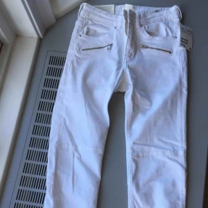  - Ett par helt oanvända jeans från H&M i storlek 32. Köpta för 399, säljer för 150kr. Pris kan diskuteras! 