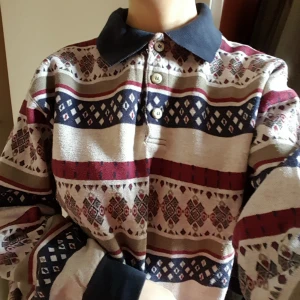  - Vintage stickad tröja i fint men använt skick. Står storlek 48, men skulle säga att den sitter som ca storlek M. Kan skickas om köparen står för frakten, som då blir 56kr.