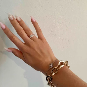  - Jättefin guldig kedja som tyvärr är något för stor. Köpte den för ca 250kr. Använd max 3 gånger. Kan mötas i Stockholm. Skriv till mig om det är något du undrar över🌸