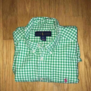  - Lite äldre Ralph Lauren-skjorta. Fint skick, inga fel på den. 