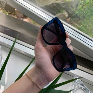  - Solglasögon ifrån Mango i navy färg. I stort sett oanvända. 