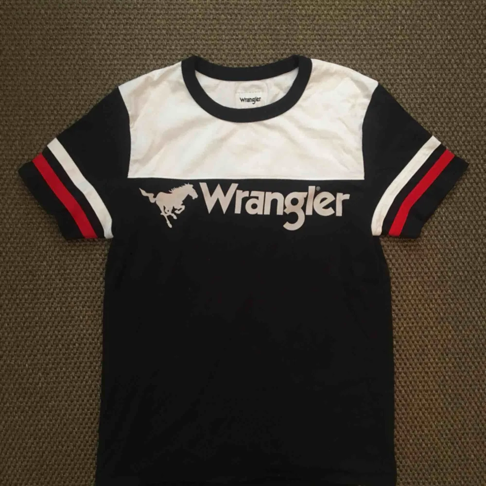 Tshirt från Wrangler i storlek Small, köpt på Urban Outfitters. Nyskick.. T-shirts.