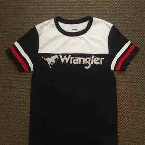 Tshirt från Wrangler i storlek Small, köpt på Urban Outfitters. Nyskick.