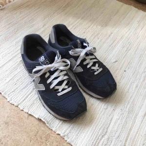  - New Balance 574 i marinblått. Använda men i fint skick. Frakt ingår!