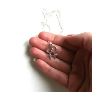  - halsband, silverpläterat. kedjan är 40 cm lång. 