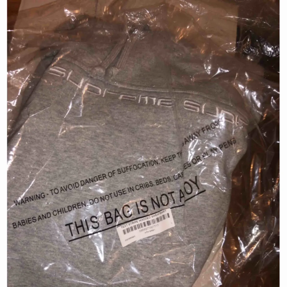Helt ny Supreme tröja köpt på deras hemsida FW18 Bara uppackad för att ta kort på den. Storlek L . Hoodies.