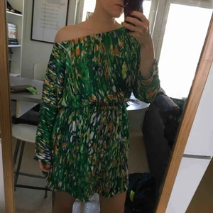  - Klänning från Pernilla Wahlgren. Säljes pga för stor men väldigt din och smickrande sommarklänning! Säljaren står för frakten 👗✨