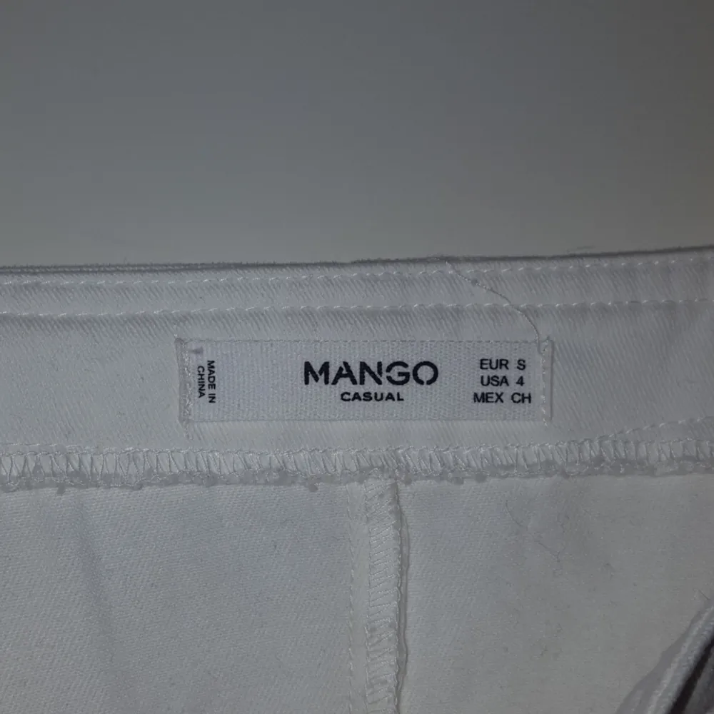 En cool hängsleklänning ifrån Mango! Passar perfekt inför sommaren :) endast använd 1 gång. Frakten ingår . Klänningar.