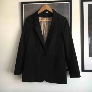  - Svart kavaj i aningen stelare material. Passar till lite mer uppklädda tillfällen och kavajen täcker precis rumpan. Använd fåtal gånger. Säljaren står för frakten 👗✨