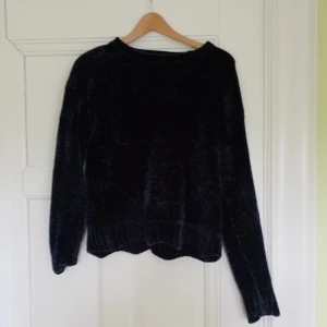  - Marinblå stickad tröja, materialet är jättemysigt och kliar inte! 