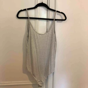  - Body från Zara. Djup rygg. Suuupermjuk och skön.