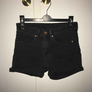  - Svarta jeans/leggings shorts från HM. Skickar gärna men då tillkommer fraktkostnad!