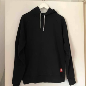  - Svart hoodie från New Soul, sparsamt använd! 