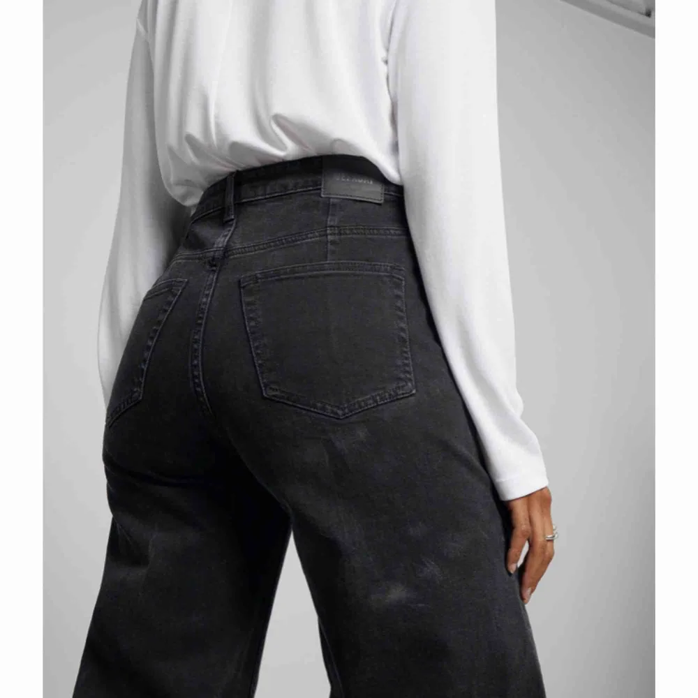Svarta Ace jeans från Weekday. I princip inte använda så i väldigt gott skick. Säljer då jag inte får någon användning av dem. De ser i princip exakt ut som på bilderna🙏🏼 helt slut på hemsidan . Jeans & Byxor.