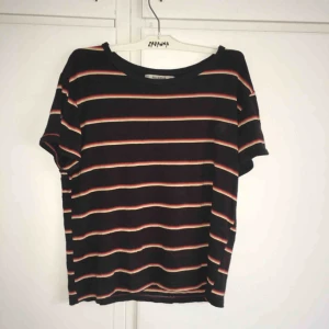  - Söt T-shirt från Pull and Bear. Bra skick och skönt material. Frakt ingår i priset och jag tar swish. 