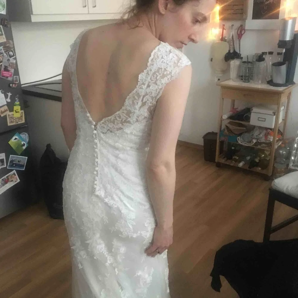 I’m selling a wedding gown I bought second hand – but changed my mind. About the dress: off-white, train, lace, satin, cut-out back, tight fit, v-neckline. Dry-cleaned & ready to wear. Feel free to contact me for a fitting – coffee included 🤗. Klänningar.