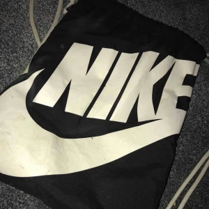  - Två likadana nike sportväskor.