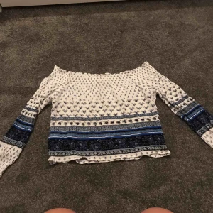  - Fin off shoulder topp från hm. Säljer pga. För liten. Frakt ingår i priset