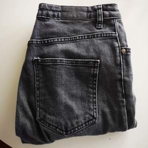 Jeans i svart snygg slitning från gina tricot. 