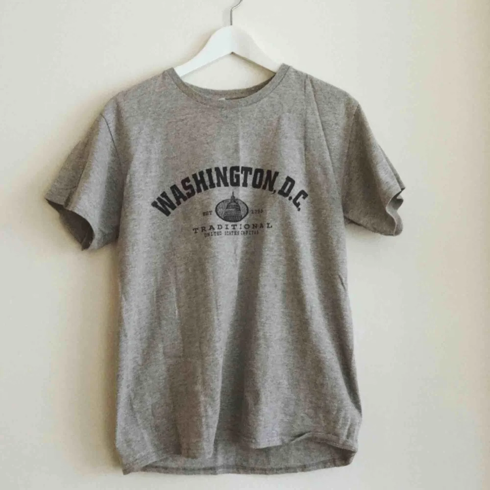 Denna tröja är köpt i USA! 🇺🇸🇺🇸Storleken är M men den är även snygg som oversized, så även en XS kan ha den💕Köparen står för frakt eller så kan jag mötas upp i Karlstad!✨. T-shirts.