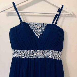  - Lång Marinblå Festklänning med strasstenar. Använd 1 gång. Frakt ingår i priset.