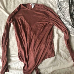  - Body från Nelly! Säljes pga att den inte riktigt passade mig som person :)