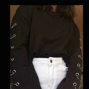  - Riktigt cool sweater med ringar i armarna. Har klippt den lite eftersom den var för lång för mig, men den är inte cropped. Frakt på 40kr tillkommer.