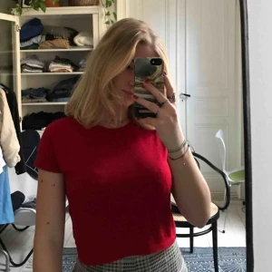  - Lite åtsittande kortare  t-shirt från Zara. Ganska oanvänd och ny, säljer för den ej kommit till användning:/ Men väldigt söt och perfekt till sommaren