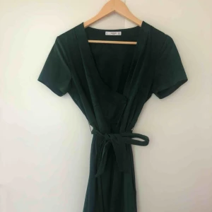 - Jättefin mörkgrön omlottklänning från Mango i storlek M. I nyskick. Köparen står för frakt